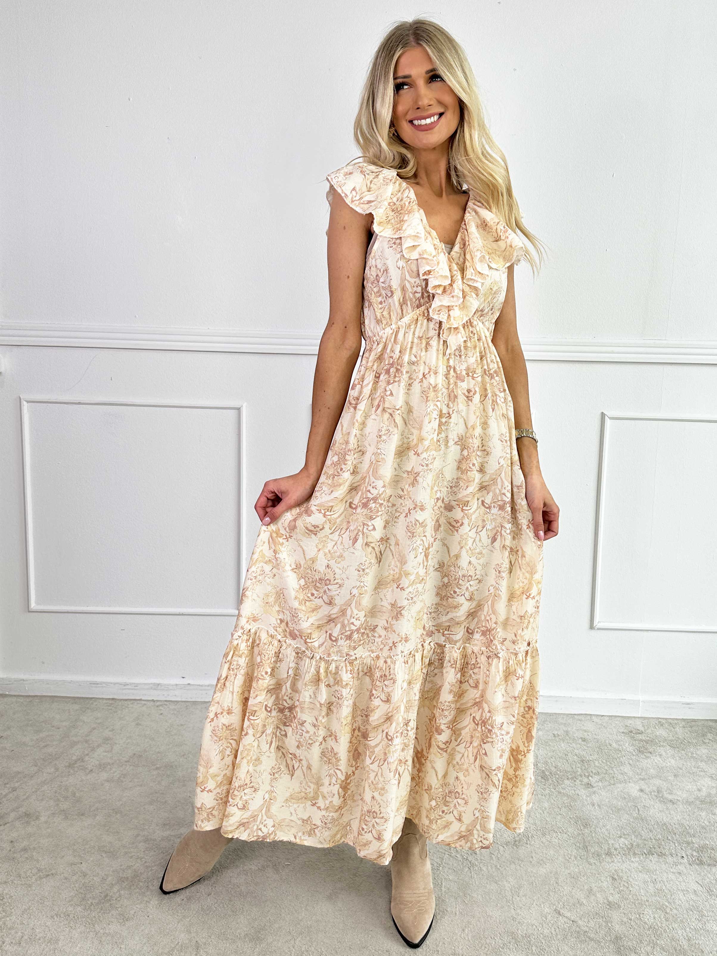 Daenerys - Sød sommerkjole i viskose med flæser og blomster